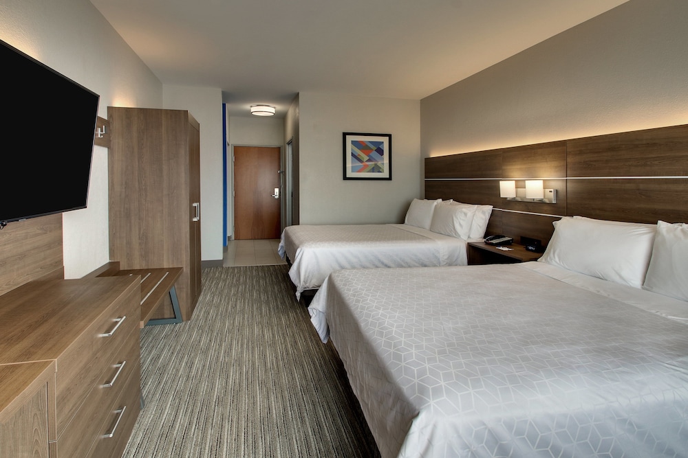 Holiday Inn Express & Suites Chicago North-Waukegan-Gurnee 17/50