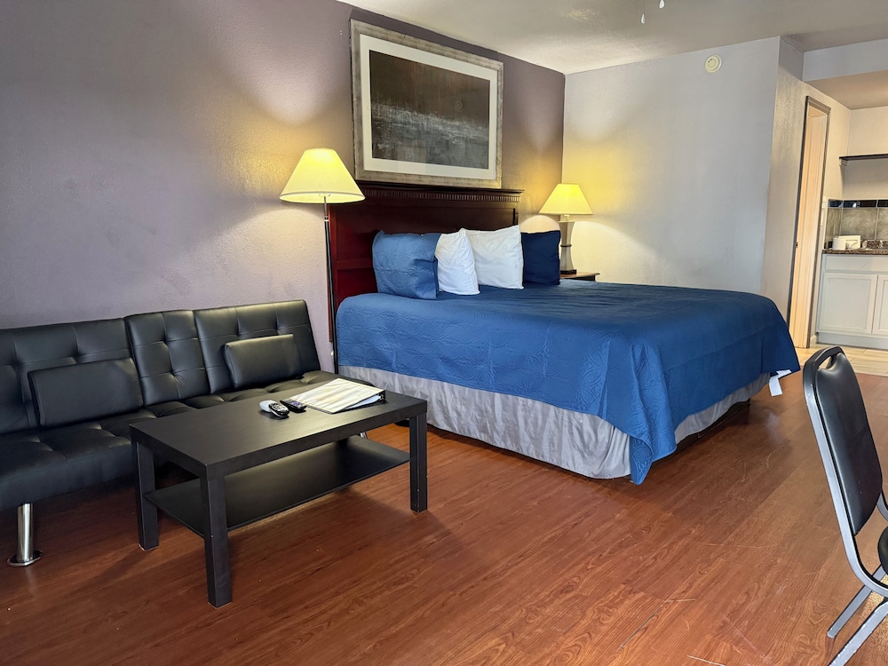Mini, Studio, King Bed, Kitchen، R Nite Star Inn & Suite 2/5