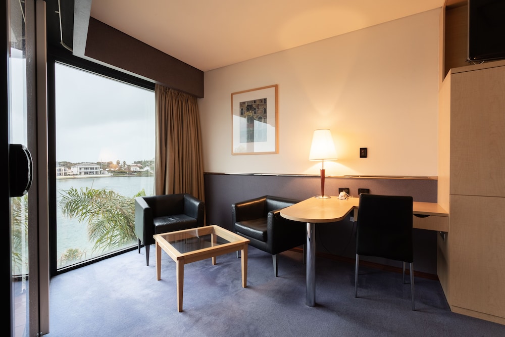 Lakes Resort Hotel 26/32