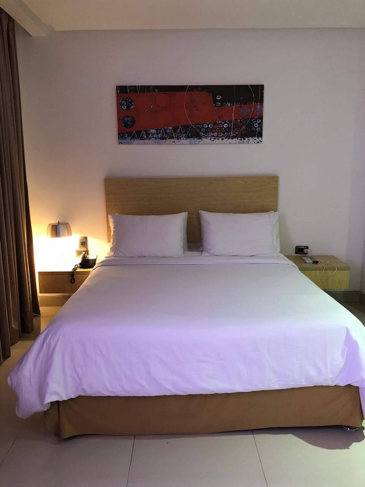PREMIUM, QUEEN BED, CITY VIEW