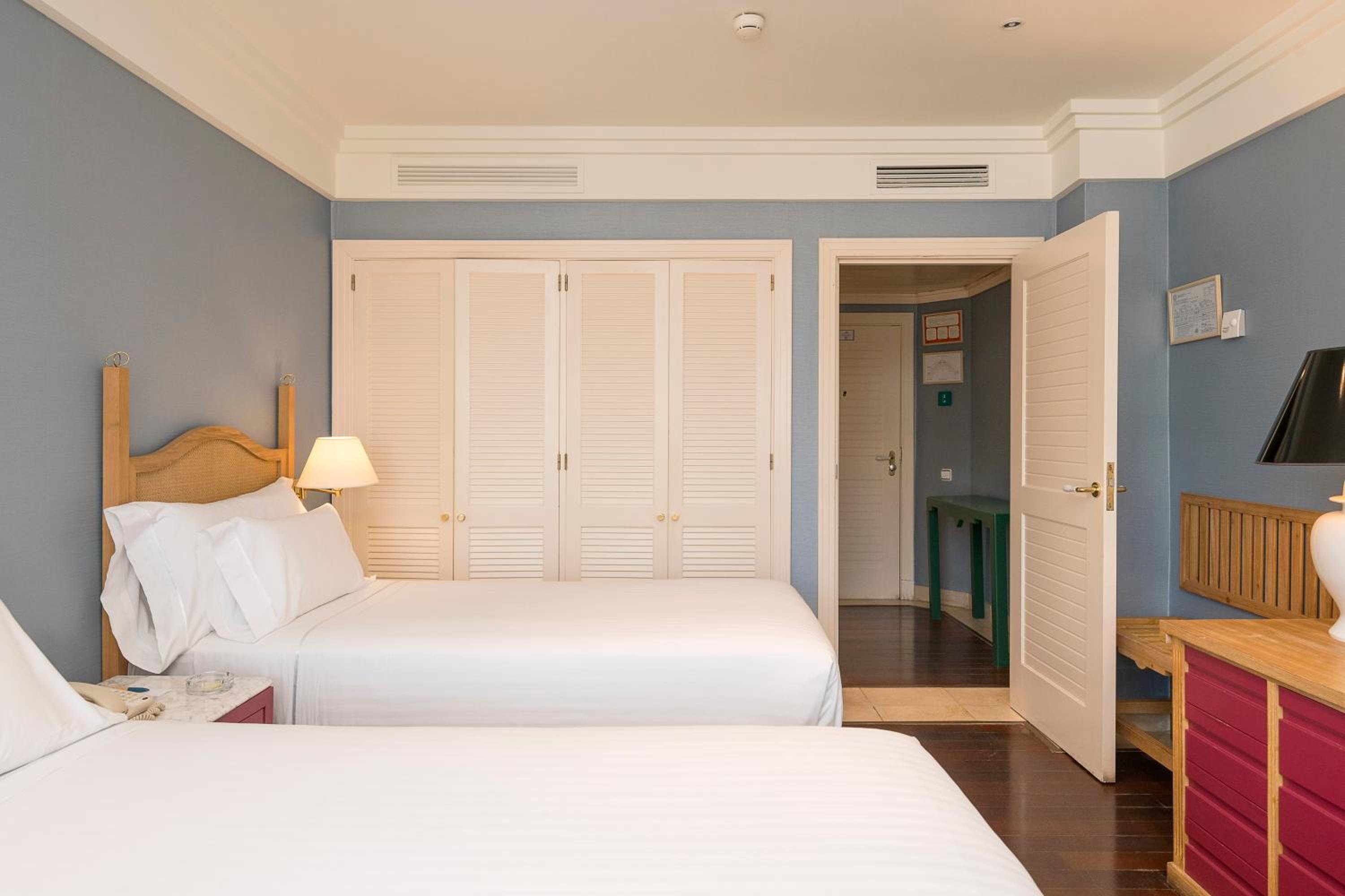 Classic, Double or Twin Bed, with Extra Bed, Side Sea View، Playa Victoria 5/10