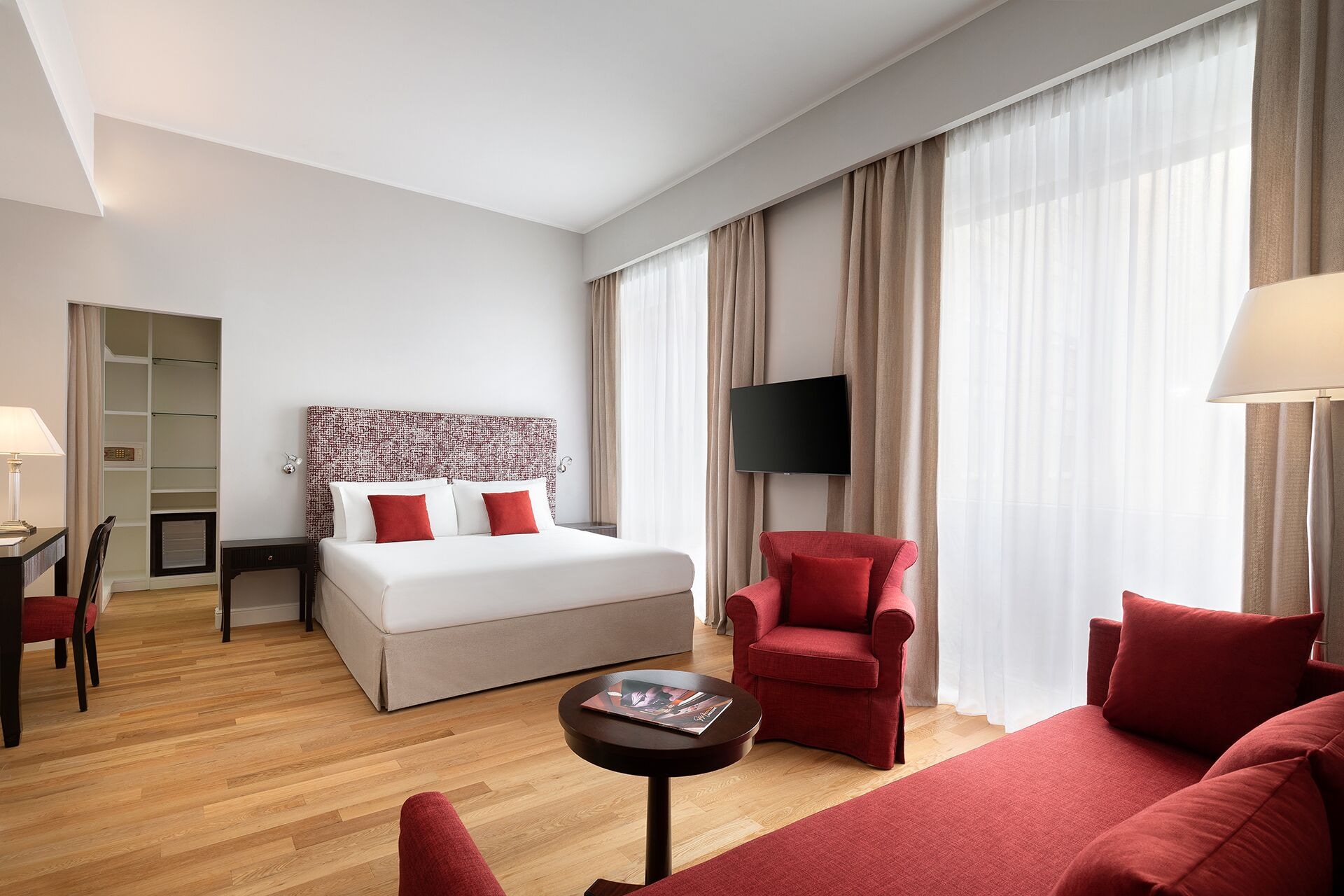 JUNIOR SUITE, KING BED