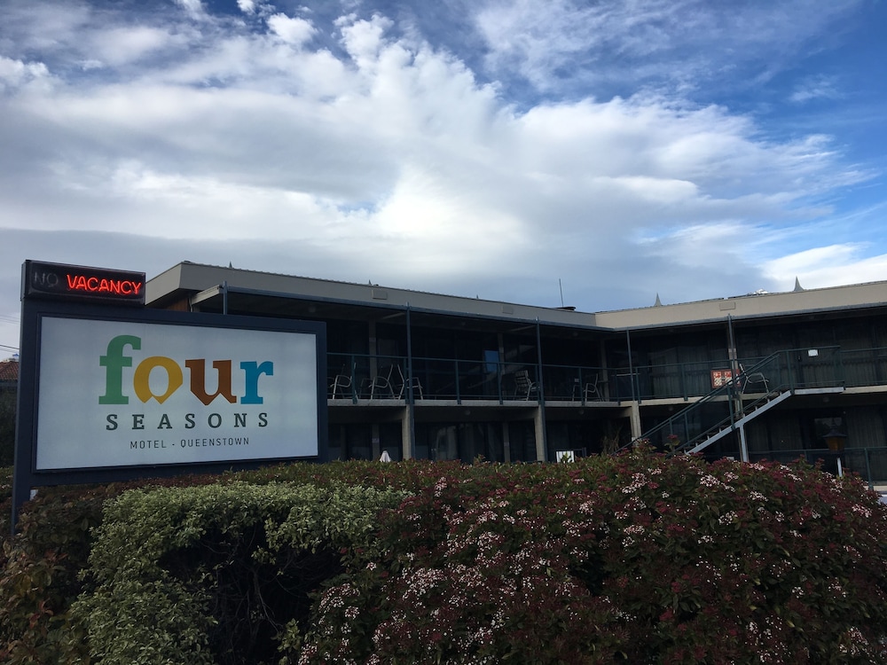Four Seasons Motel 6/44