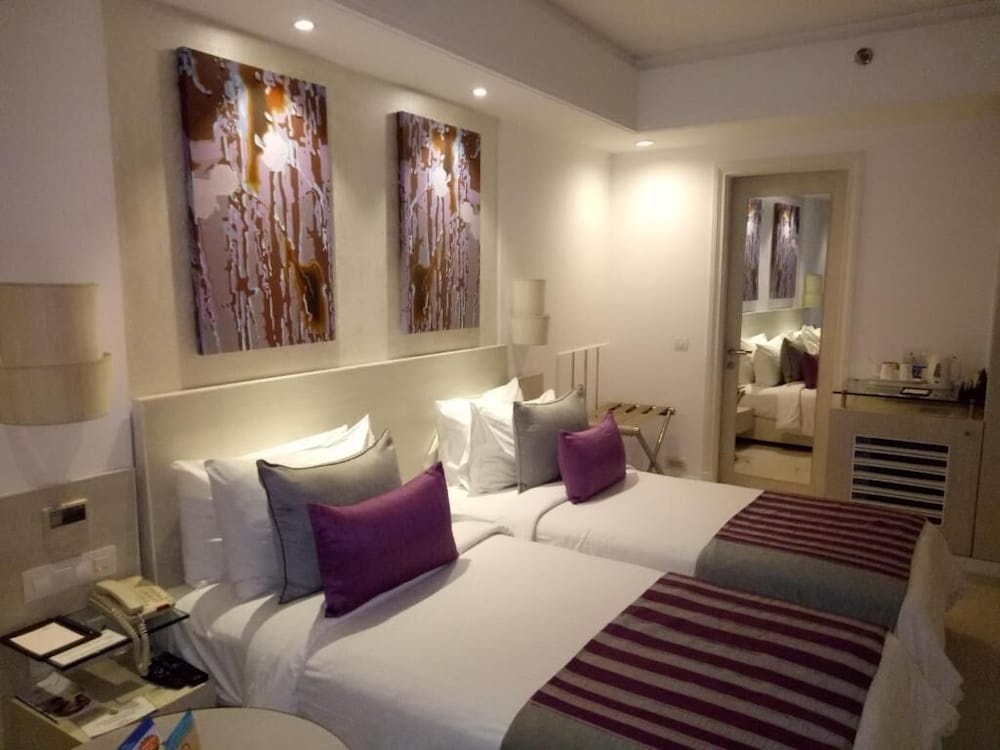 THE ASHTAN SAROVAR PORTICO 14/37