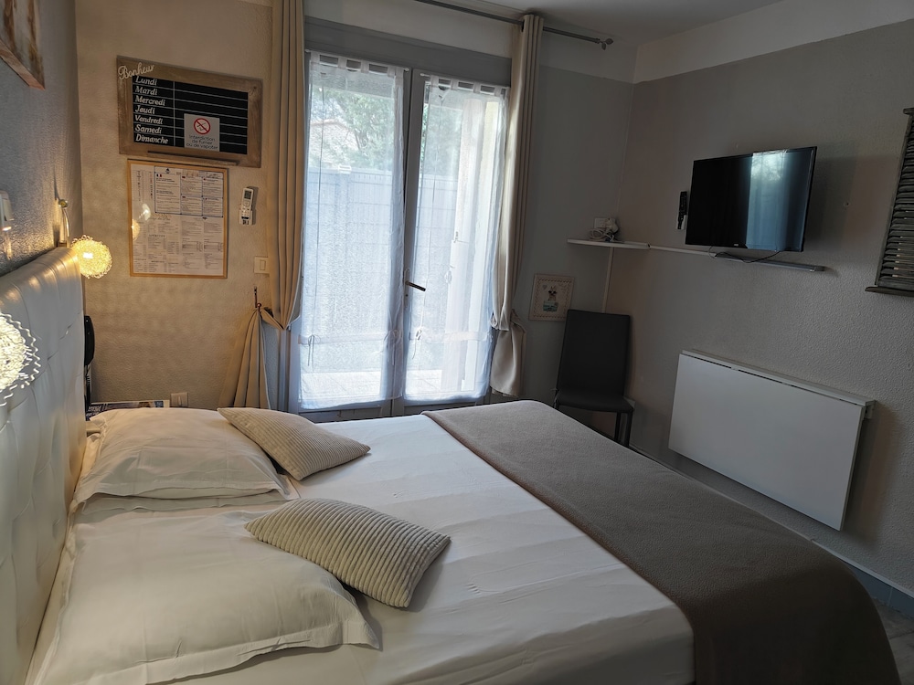 Auberge Des Pins 2/42