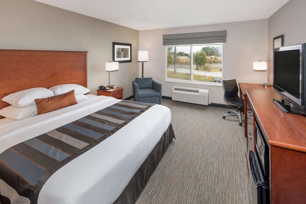 ROOM, KING BED