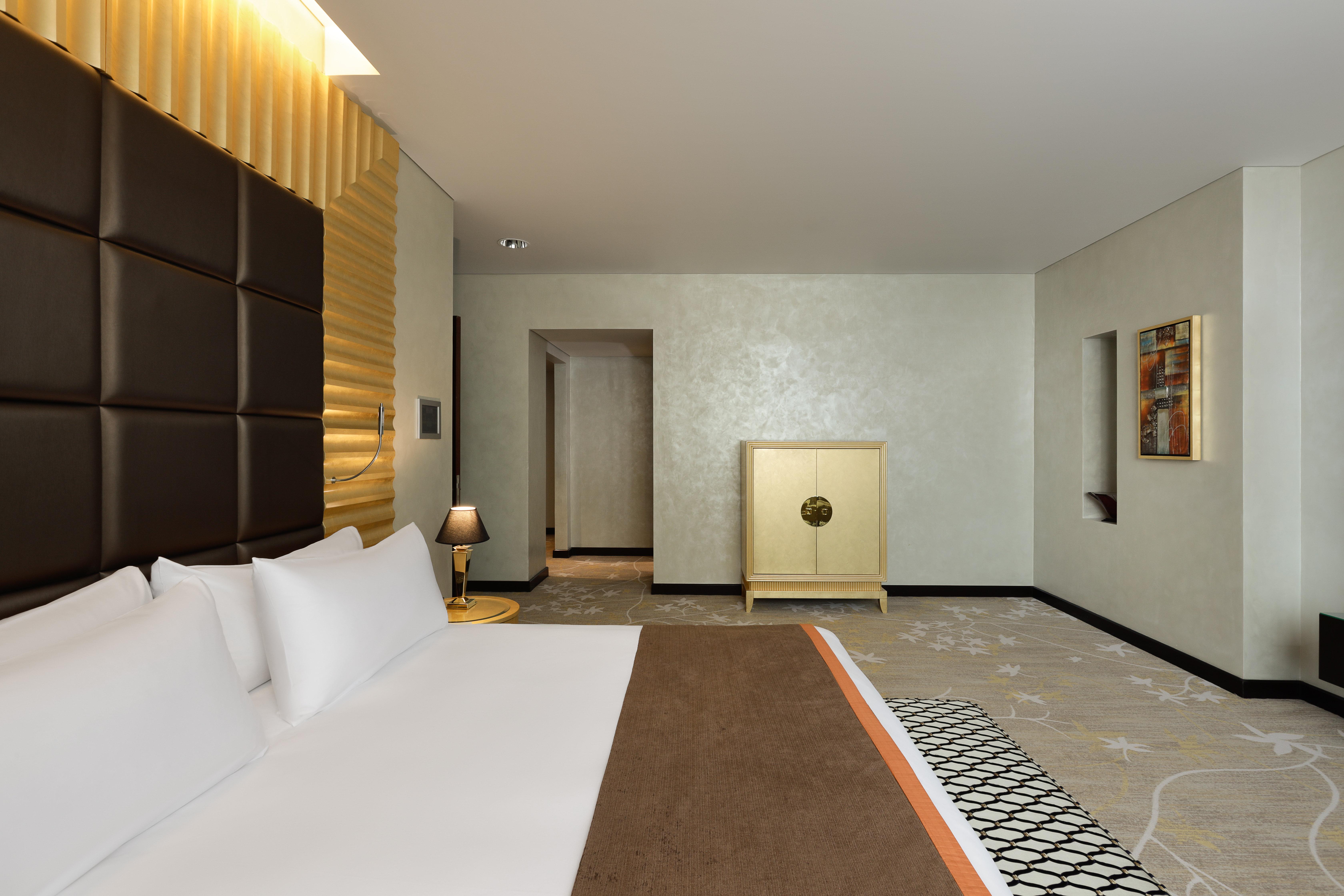 CROWNE, SUITE