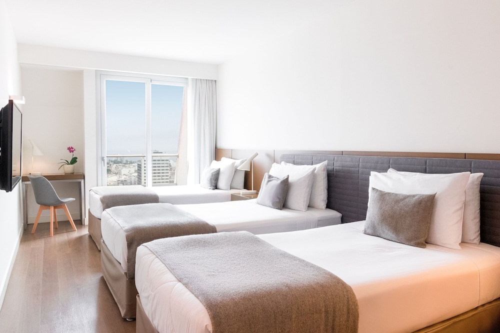 ROOM, 3 BEDS
