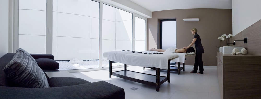 Carbon Hotel 37/61