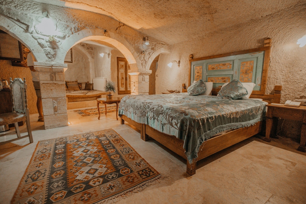 Serenus Cave Suites 18/50