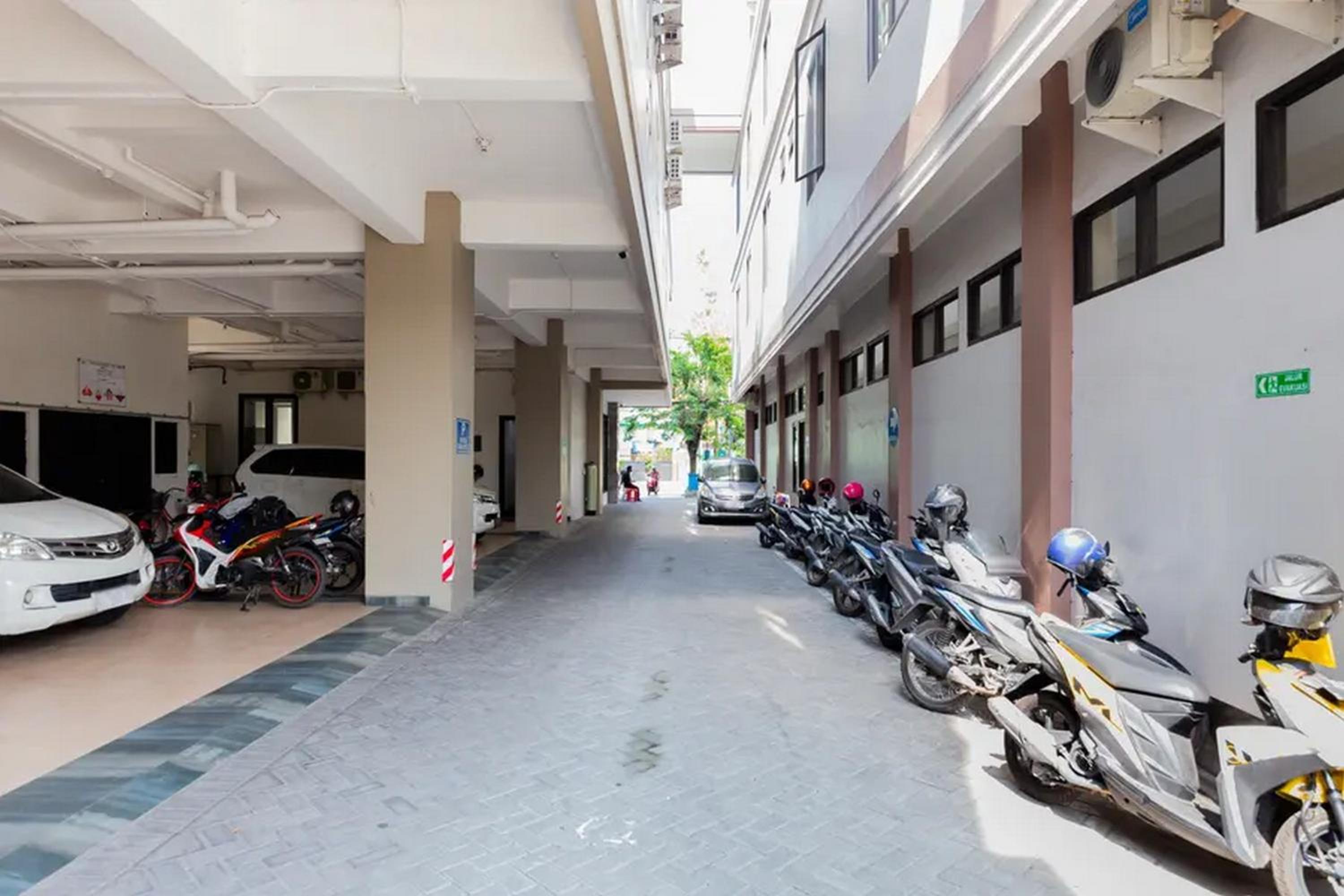 Sans Hotel Rajawali Surabaya 60/68