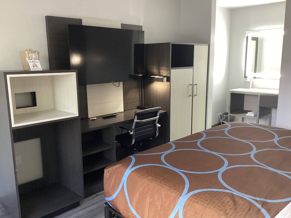Super 8 by Wyndham Baltimore Northwest 24/40