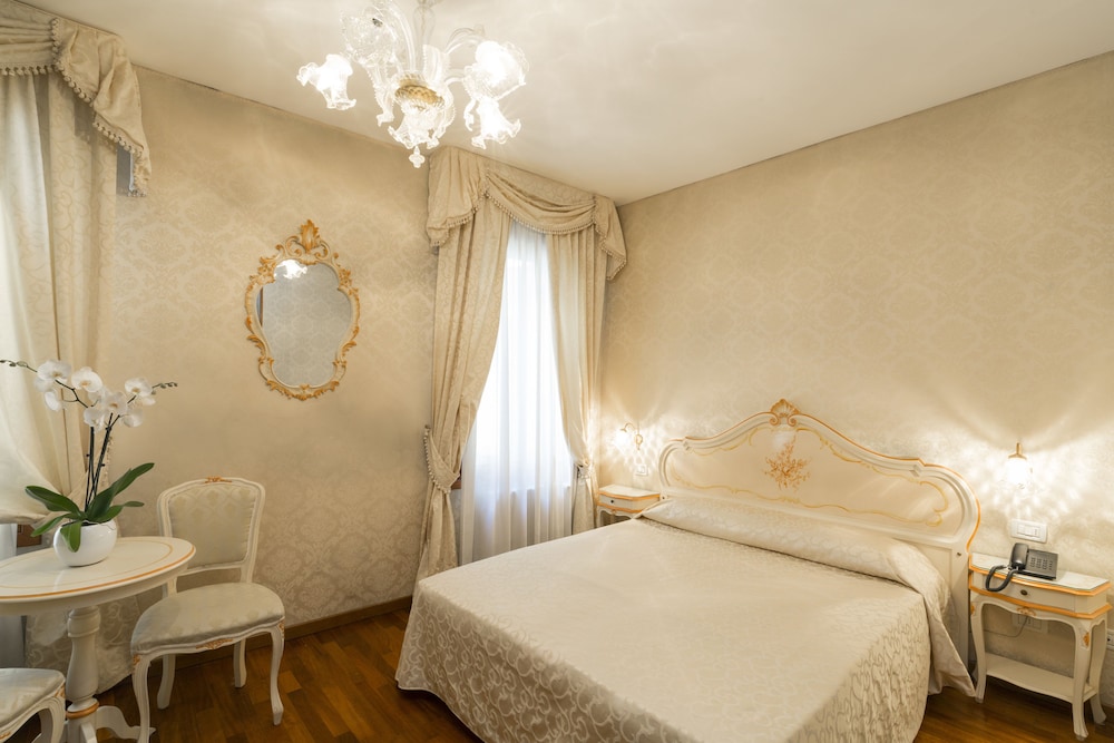 ROOM, DOUBLE OR TWIN BED