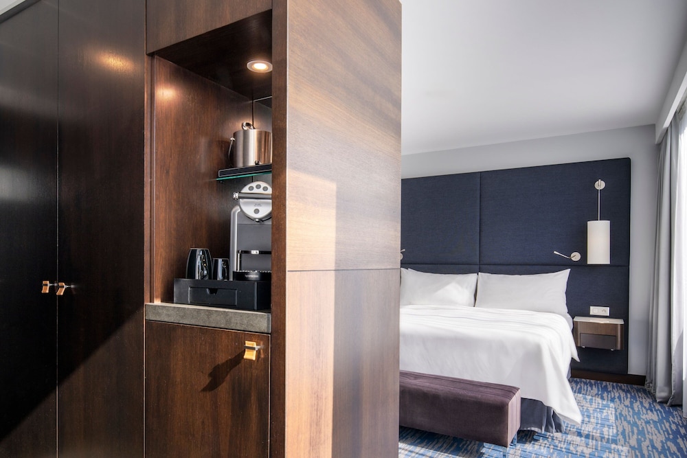غرفة بسرير كينج بشرفة بإطلالة، Renaissance Paris Arc de Triomphe Hotel 10/10