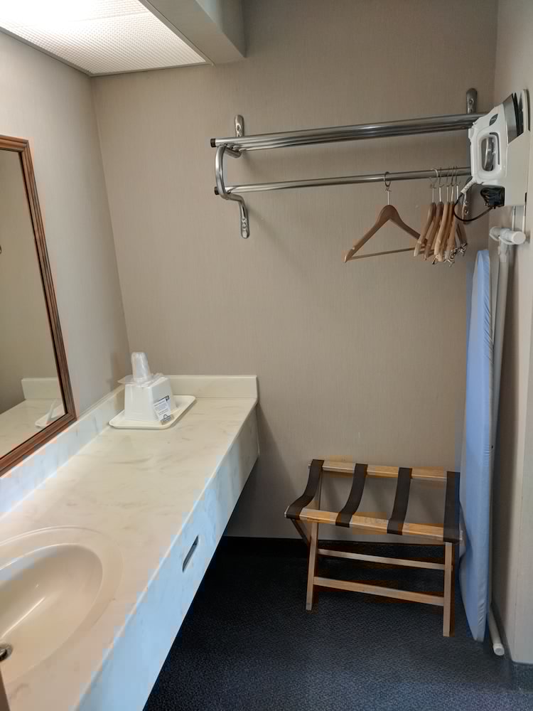 Days Inn by Wyndham Seguin TX 21/27