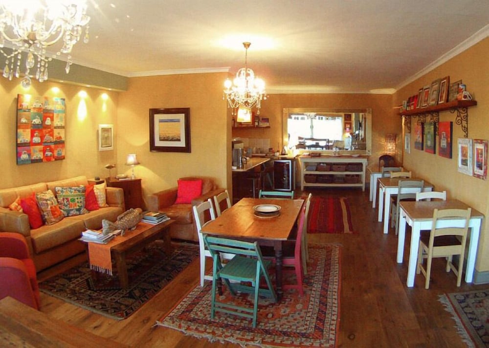 Dolphin Inn Guest House 48/74