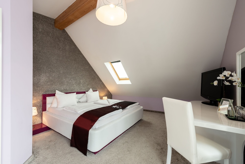 Empress Boutique Hotel 8/65