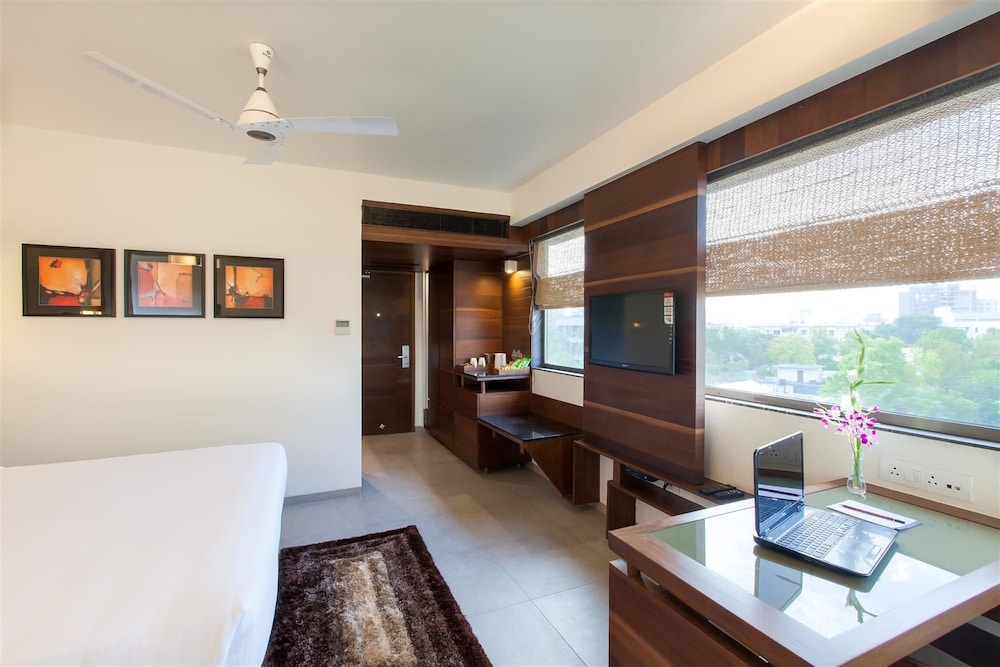 Hotel Cosmopolitan Ahmedabad 38/62