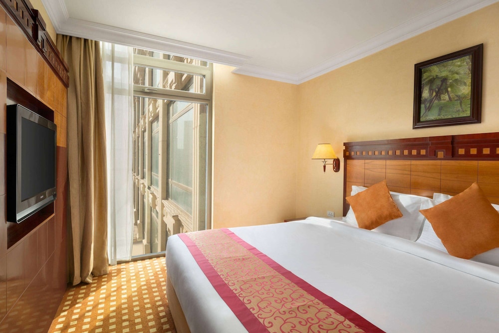 DELUXE, KING BED, POOL VIEW