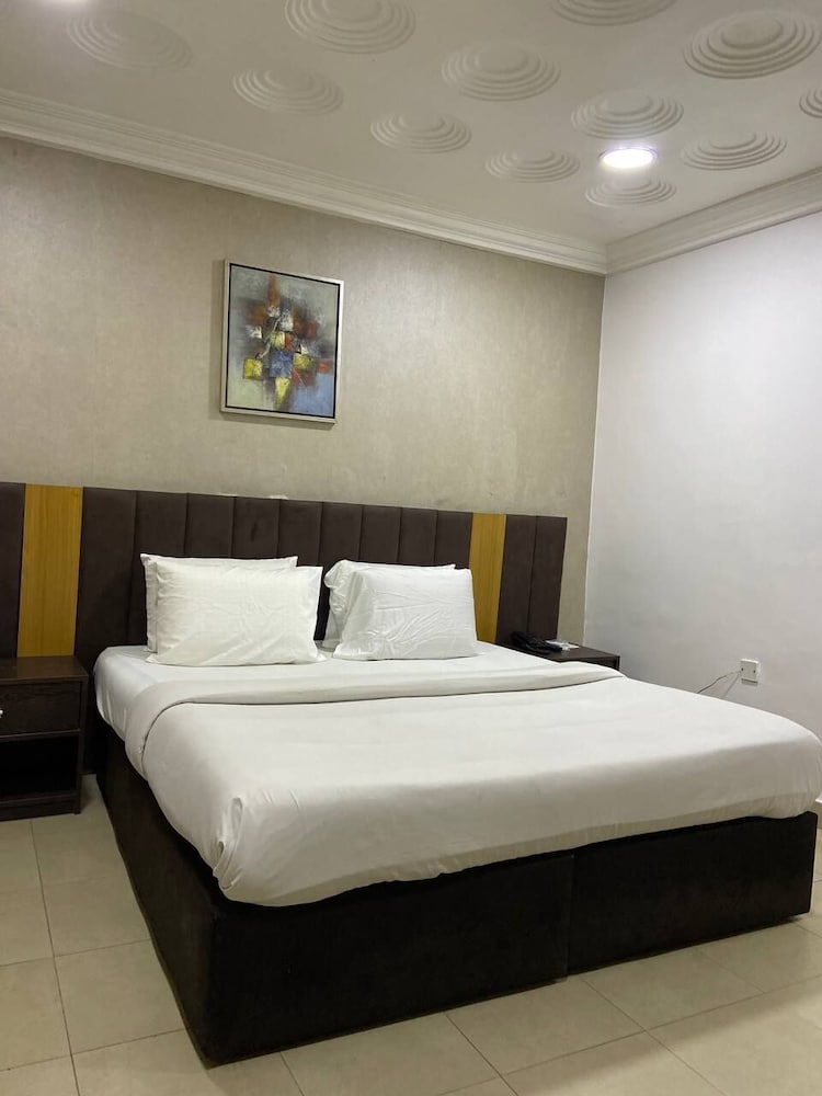 Solitude Hotel Yaba 12/50