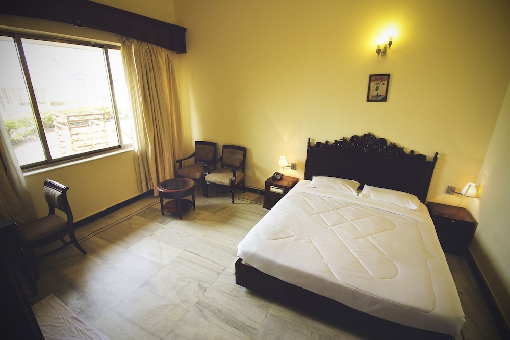 The Paradise Isle Beach Resort 3/23