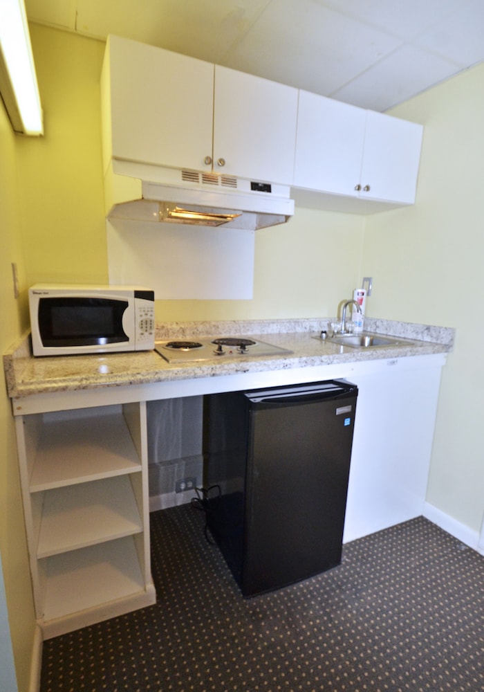 Cayman Suites Hotel 67/80