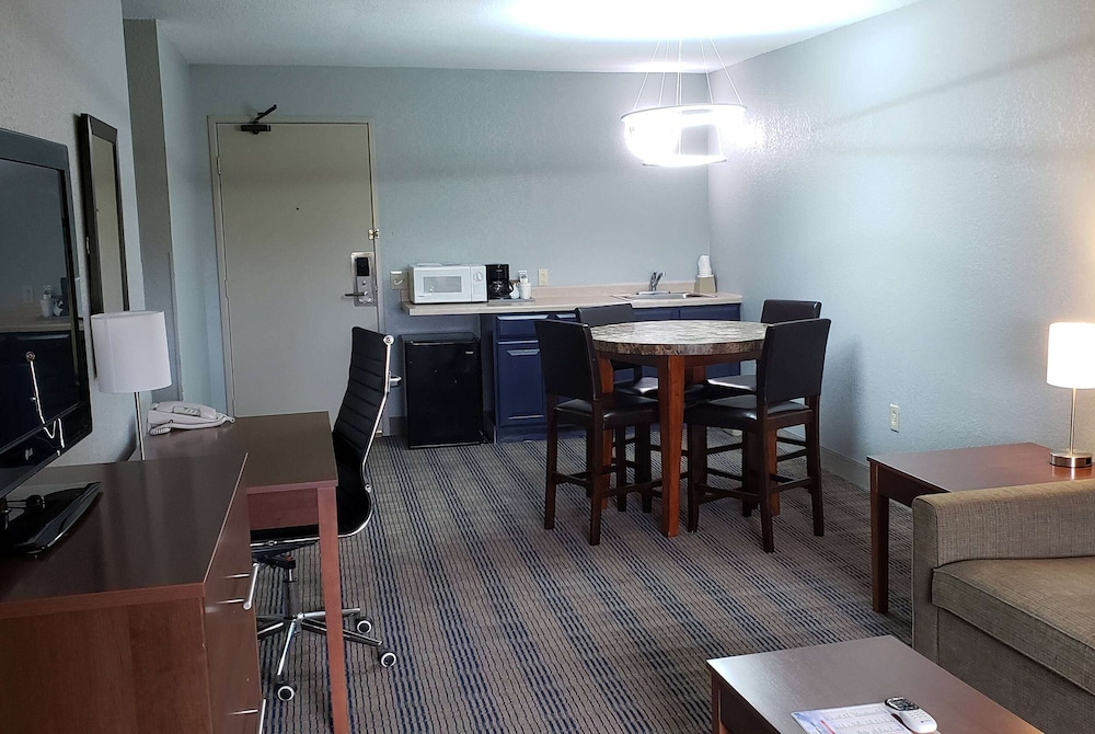 AmericInn by Wyndham Mauston 38/44