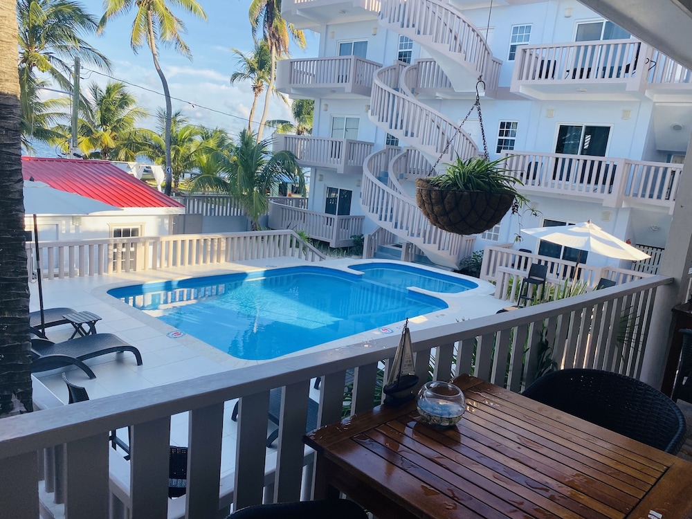 La Isla Resort 65/68