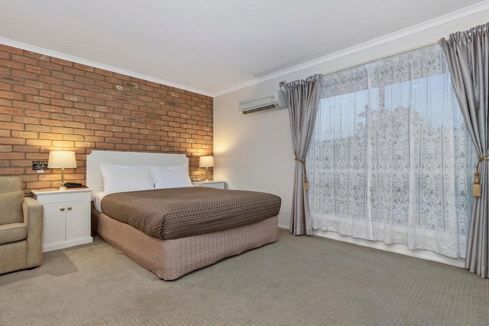 GOLDEN SQUARE MOTOR INN 2/17