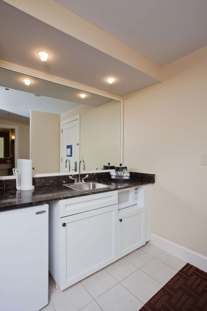 Hampton Inn and Suites Stamford 11/46