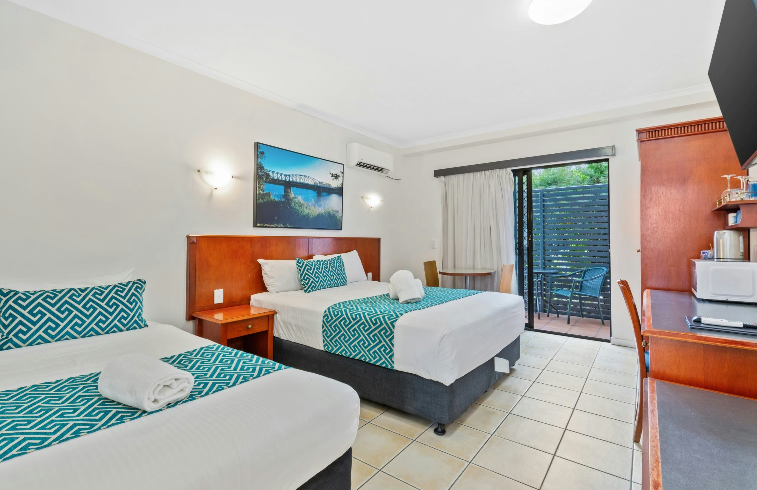 EXECUTIVE, TWIN BEDS