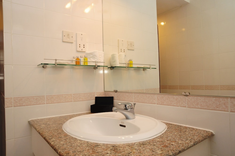 Riverside Serviced Apartments 70/72