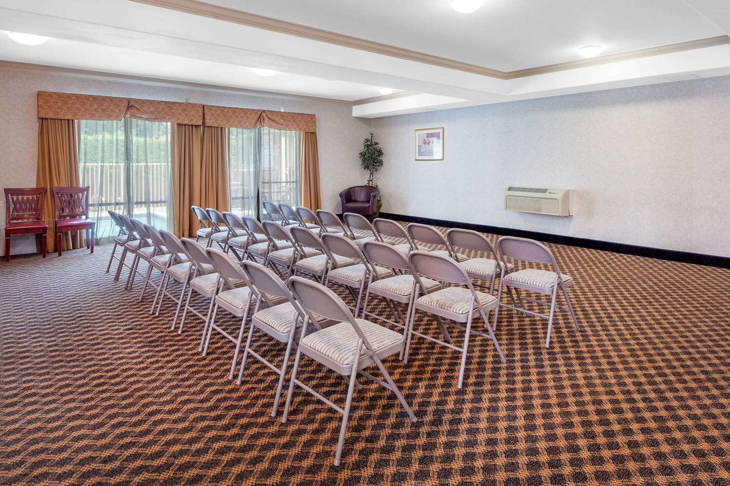 Howard Johnson by Wyndham Pico Rivera Hotel & Suites 22/26