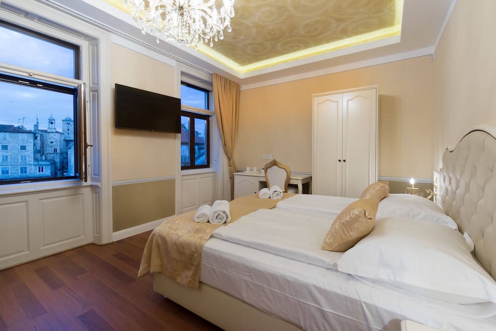 LUXURY, DOUBLE BED, CITY VIEW
