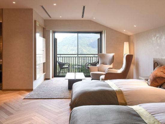 Moderate, Twin Beds, Mountain View