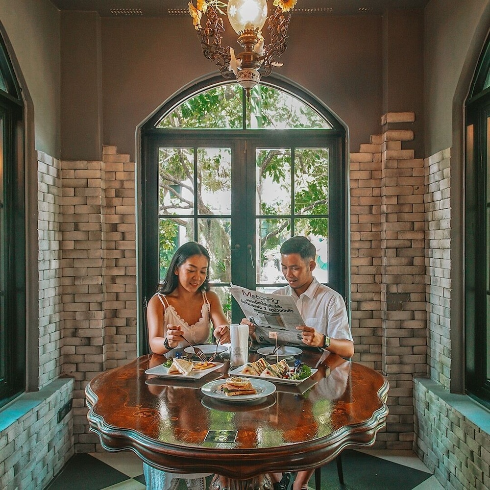 Bangkok Oasis Hotel 10/50