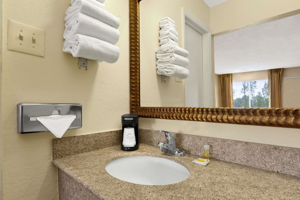 Days Inn by Wyndham Emporia 7/16