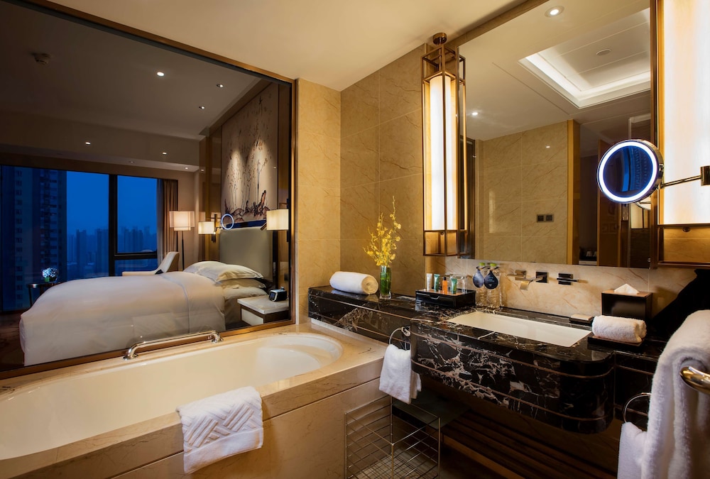 HILTON WUHAN RIVERSIDE 20/79