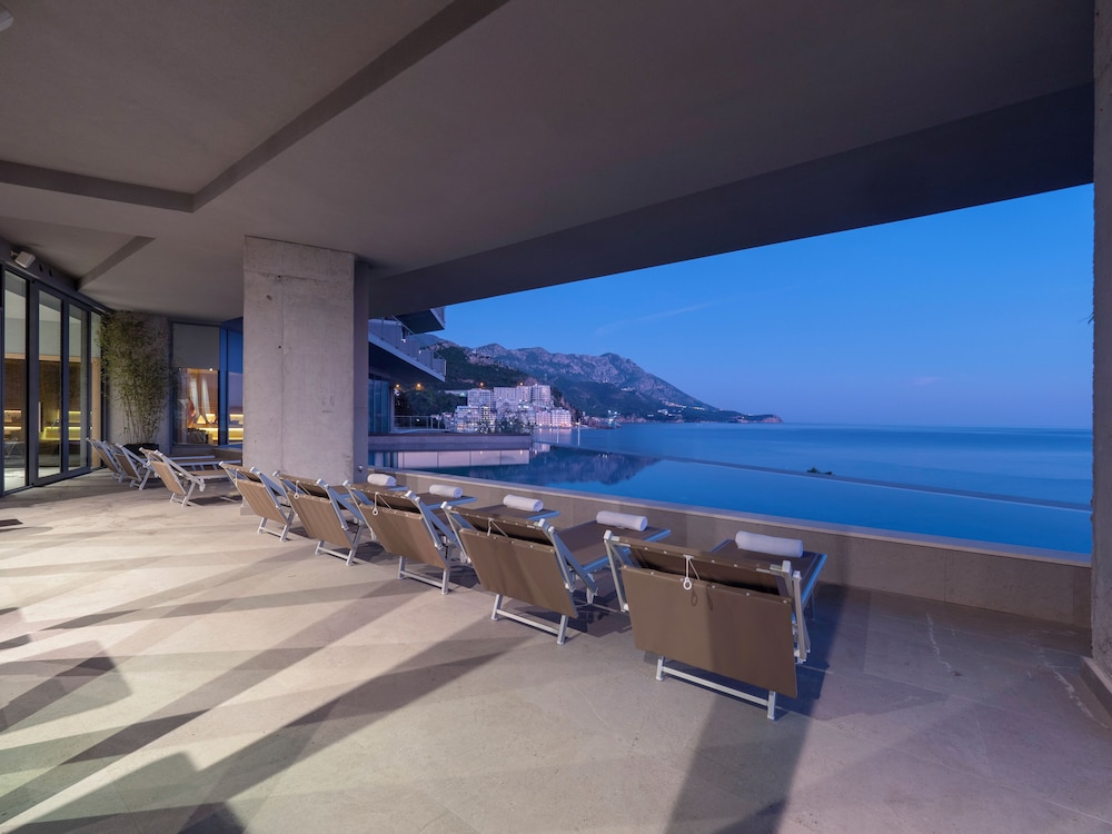 Sea Star Hotel 24/50