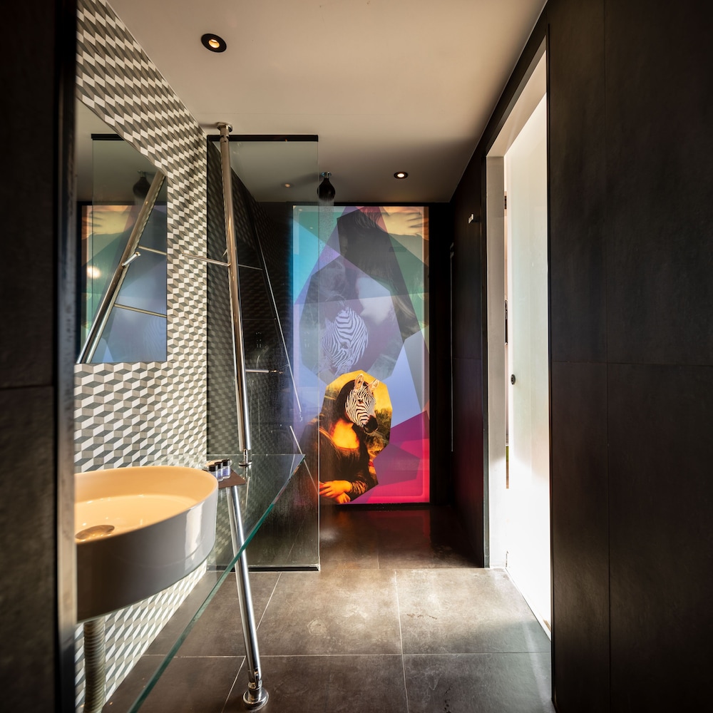 Essence Contemporary Living Hotel 50/50