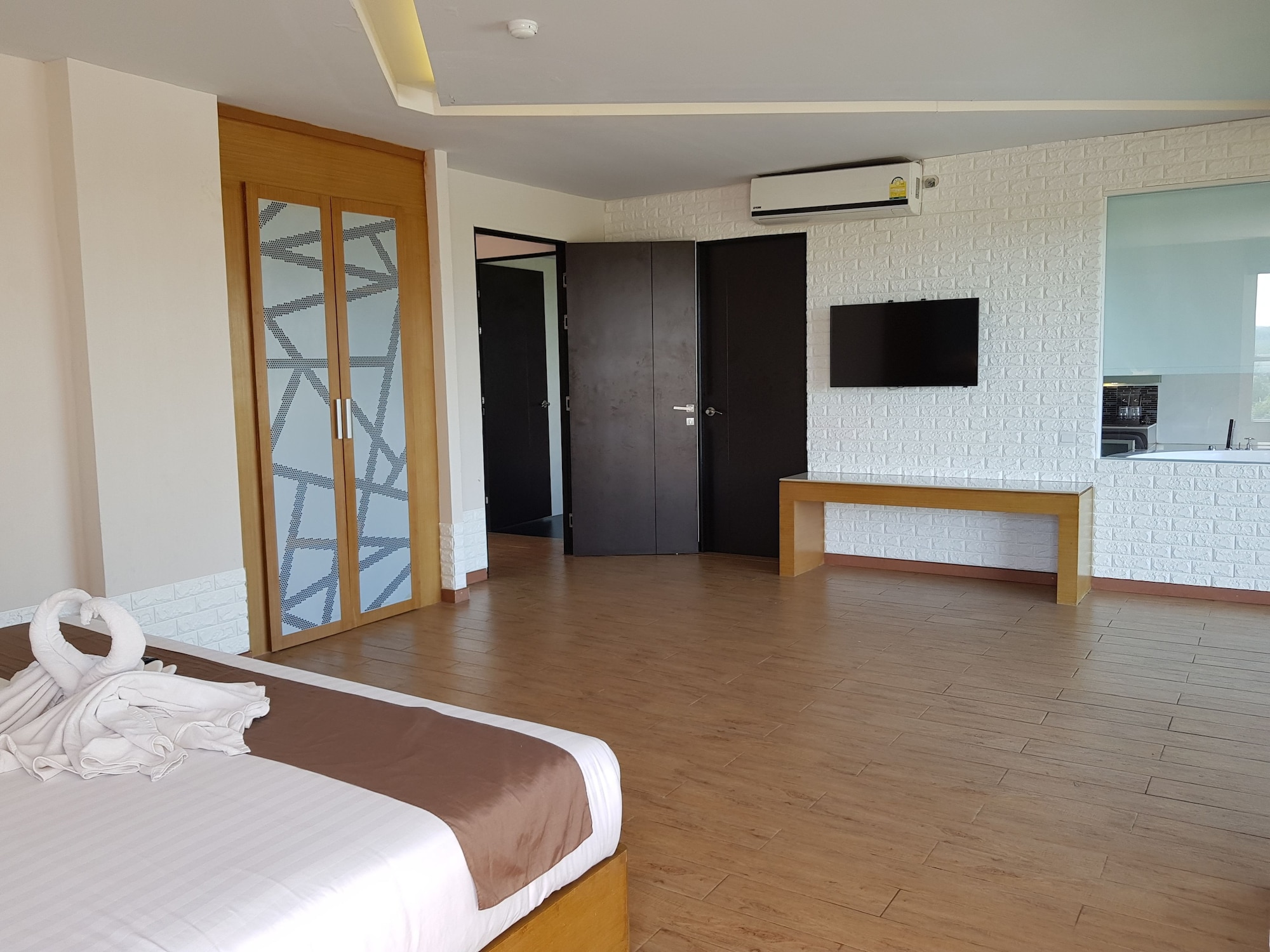 جناح عائلي بسرير كينج وسرير كوين بغرفتي نوم بحوض جاكوزي للمدخنين، The Vista Hotel 2/2