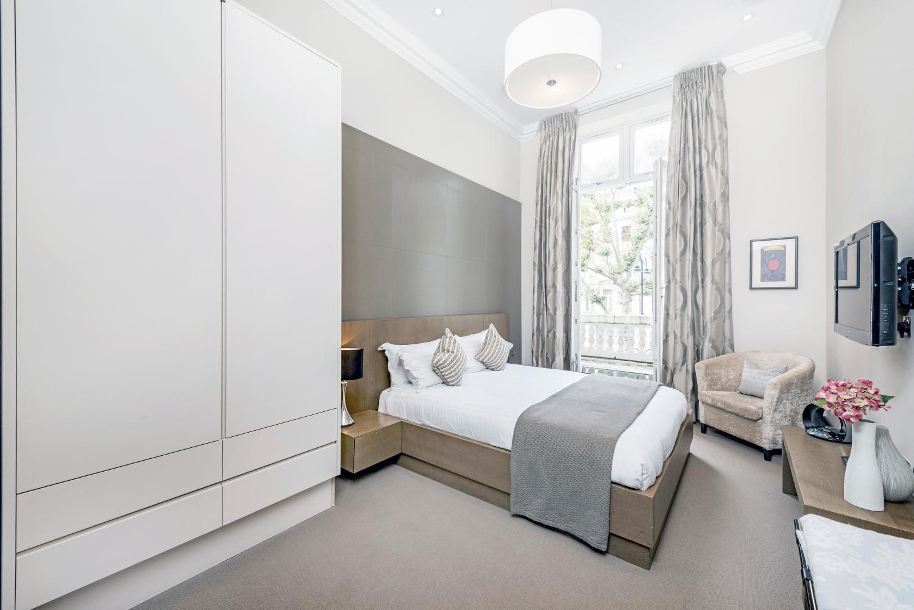 شقة تنفيذية بسرير كينج بشرفة بغرفة نوم واحدة، 130 Queensgate Apartments 2/2