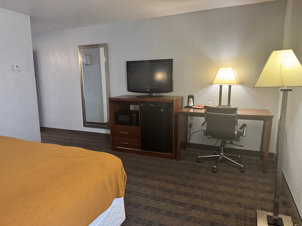 AmericInn by Wyndham Memphis East 24/33