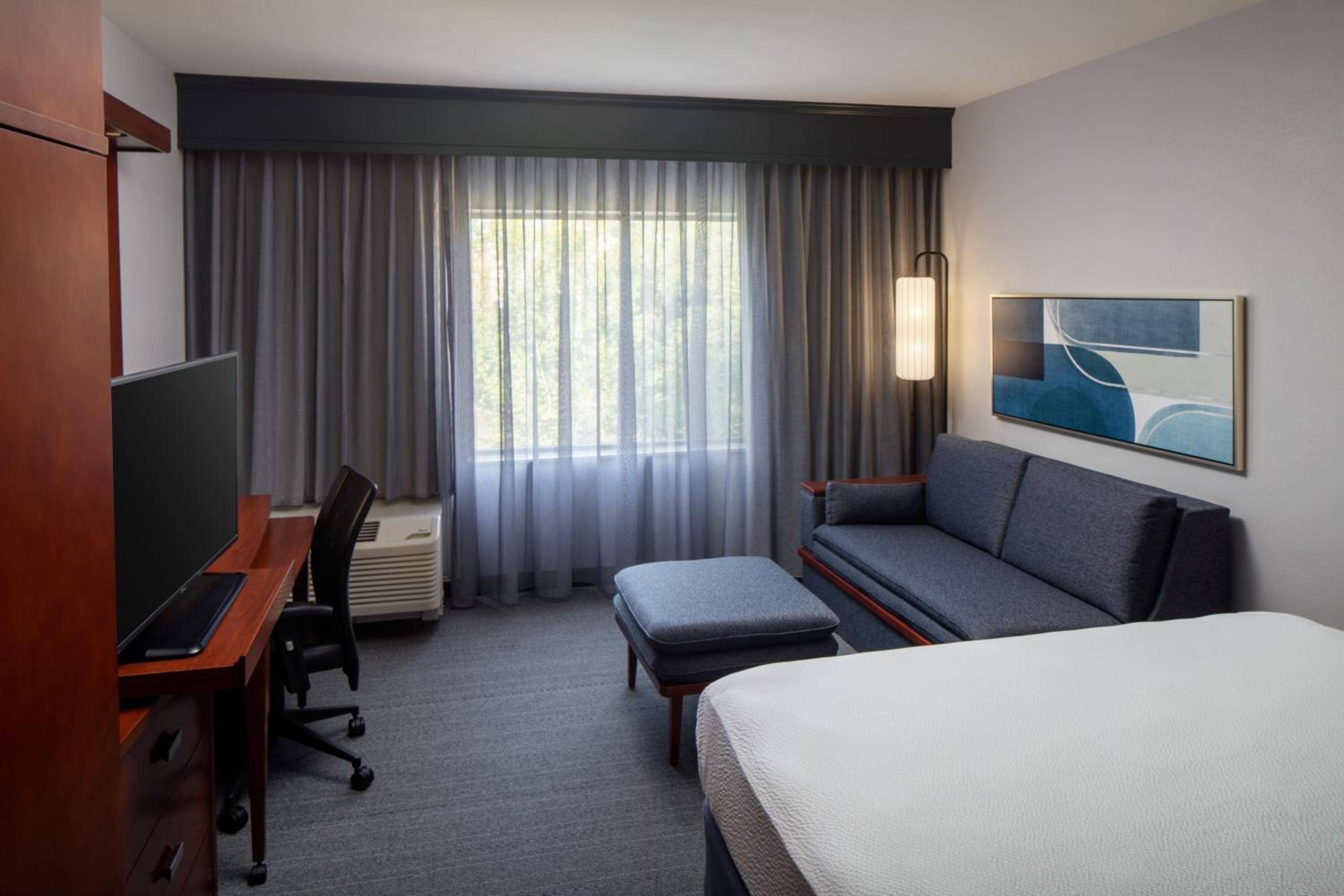 Room at Courtyard by Marriott Charleston Downtown/Civic Center, CHARLESTON - WV