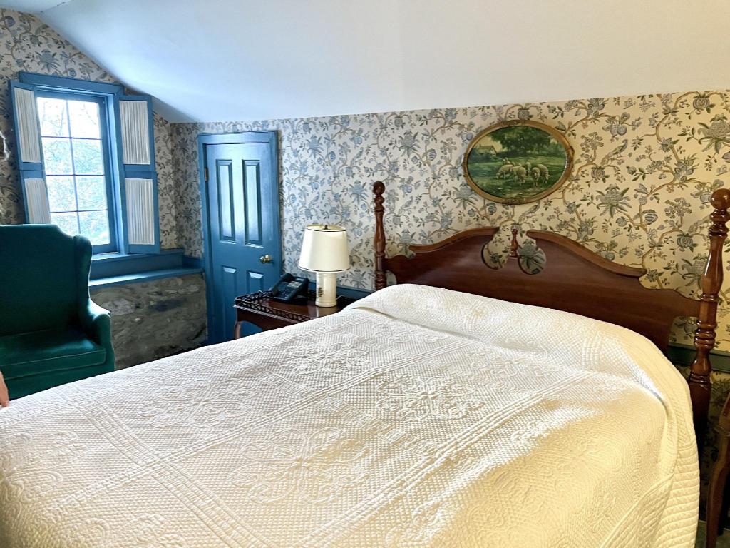 Anthony, Superior, Queen Bed, Woods View, Private Bathroom