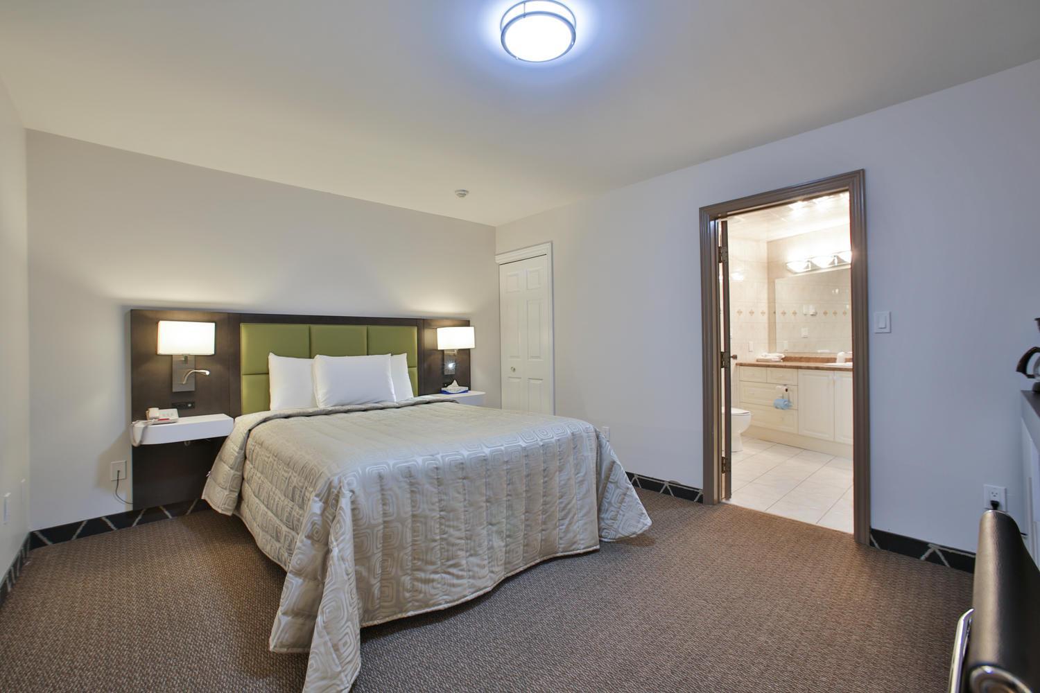 Room, Queen Bed, No Window, Hot Tub