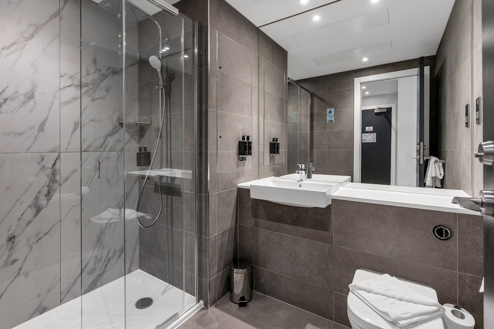 Grande Studio with Balcony، Roomzzz Edinburgh 3/3
