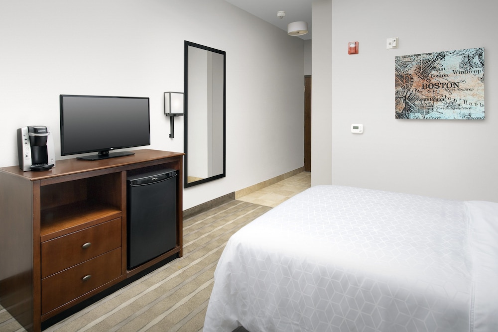 Holiday Inn Express Boston North -Woburn 15/50