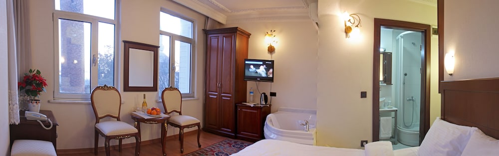 Ada Hotel 25/77