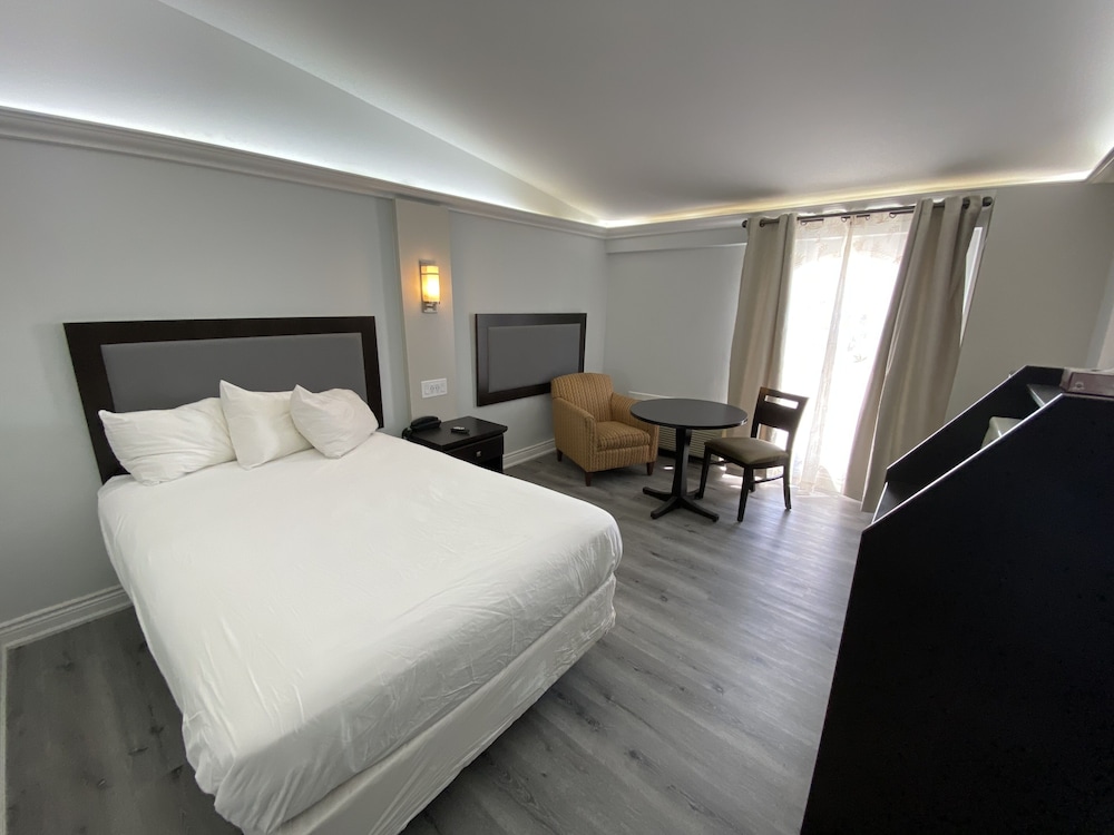 Travelodge by Wyndham Sarnia 10/40